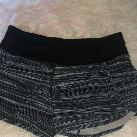 Lulu lemon Speed Up Short 2.5. Size 4 - Picture 2 of 2